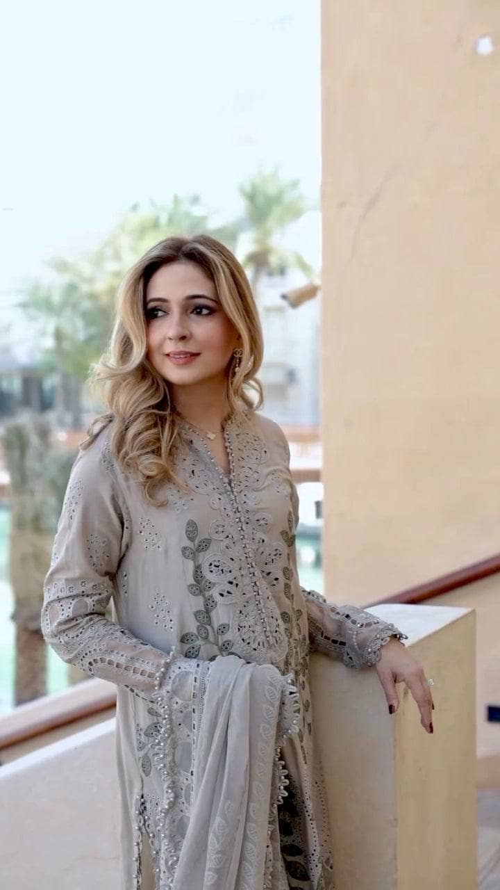 img_maria_b_lawn_25_awwal_boutique