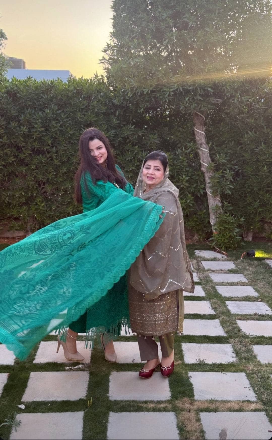 img_maria_b_lawn_25_awwal_boutique