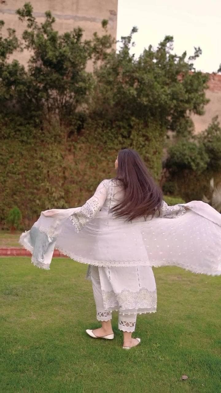 Spotted in Baroque Luxury Lawn 25/EL 02