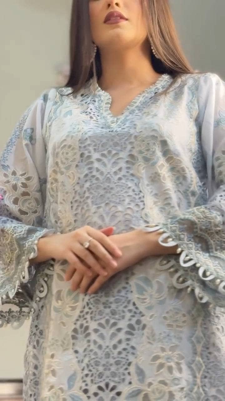 Spotted in Baroque Luxury Lawn 25/EL 02