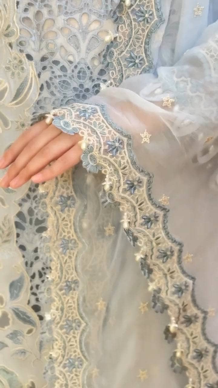 Spotted in Baroque Luxury Lawn 25/EL 02