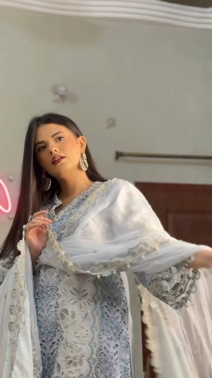 Spotted in Baroque Luxury Lawn 25/EL 02