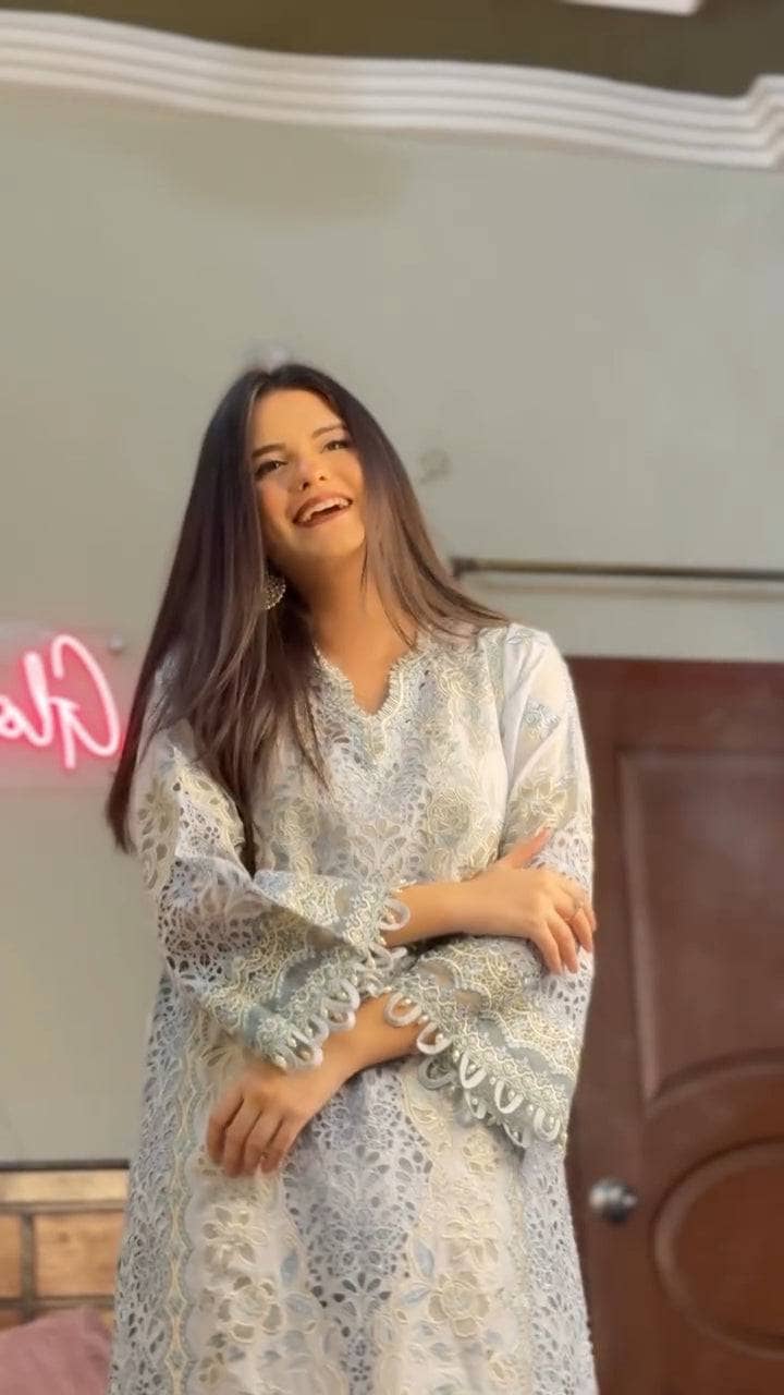 Spotted in Baroque Luxury Lawn 25/EL 02