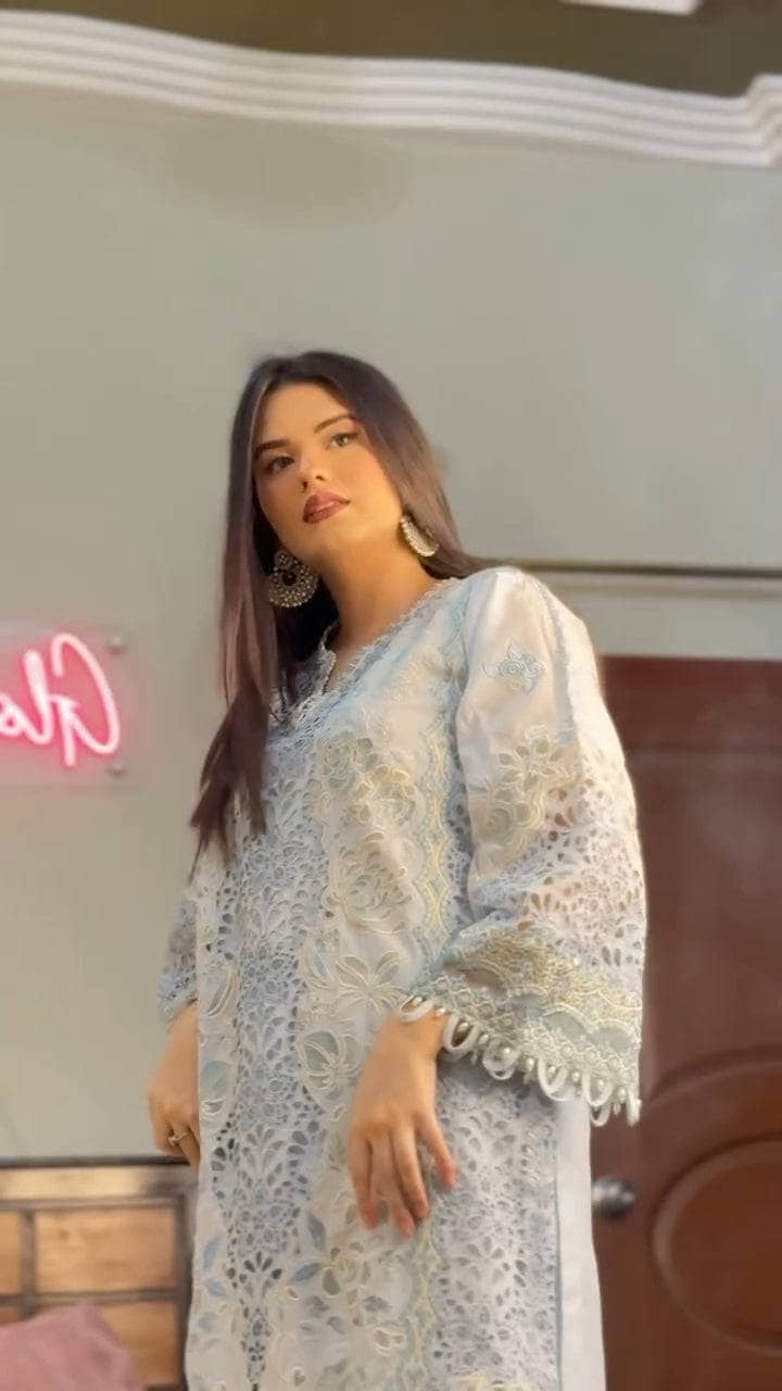 Spotted in Baroque Luxury Lawn 25/EL 02