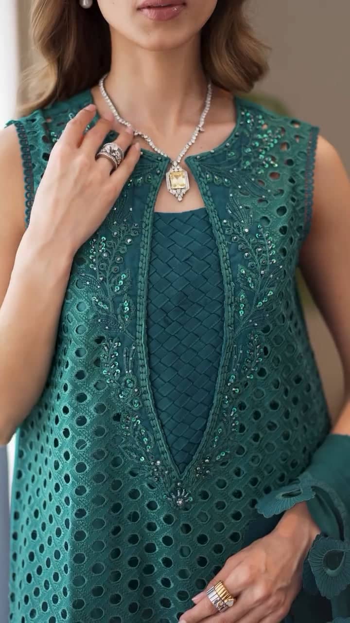 Spotted in Nureh Khuwab Luxury Lawn/NE 148