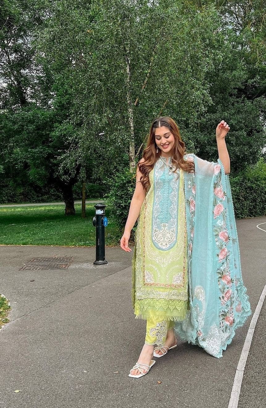 img_crimson_lawn_23_awwal_boutique