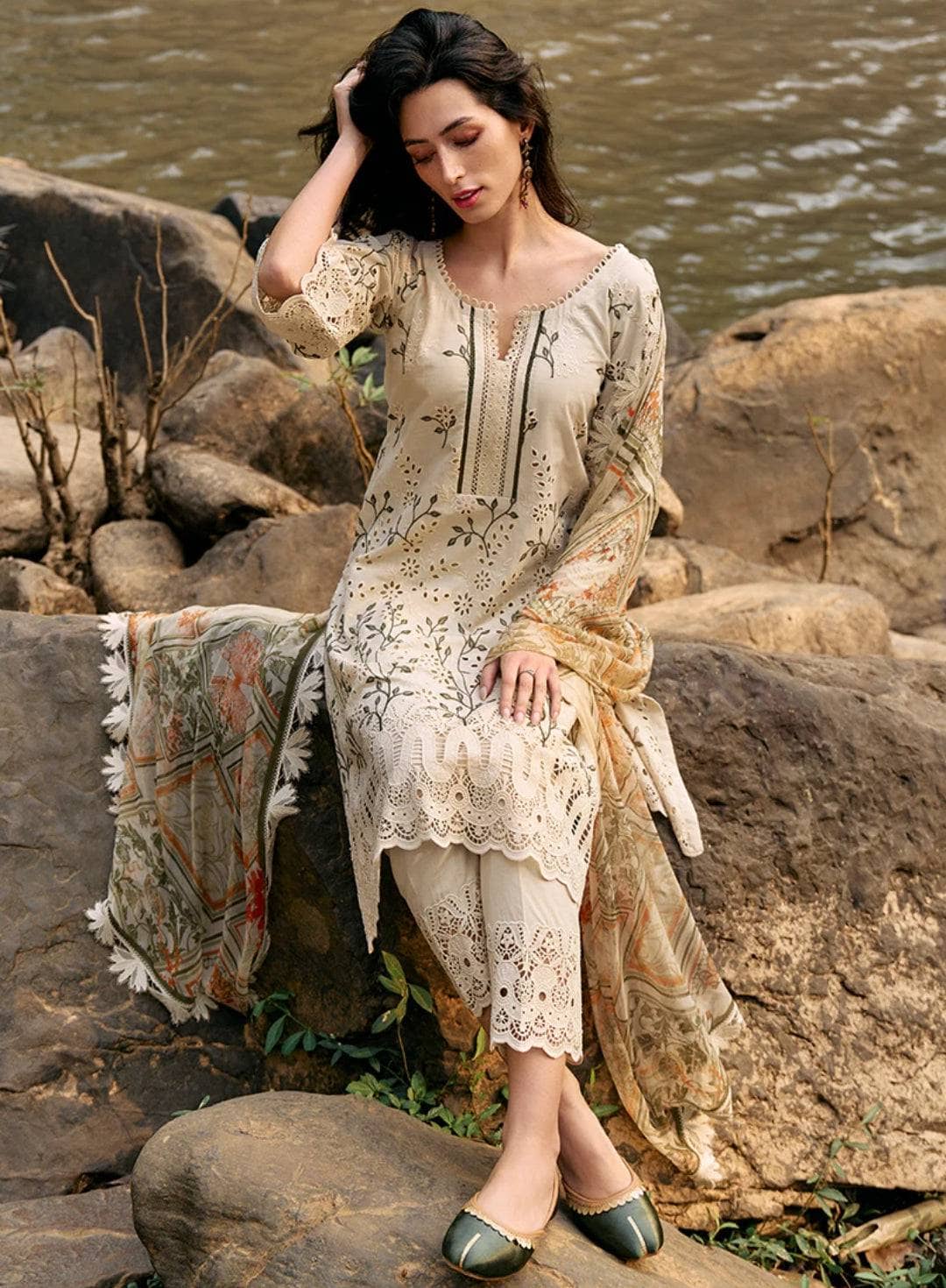 img_image_lawnkari_awwal_boutique