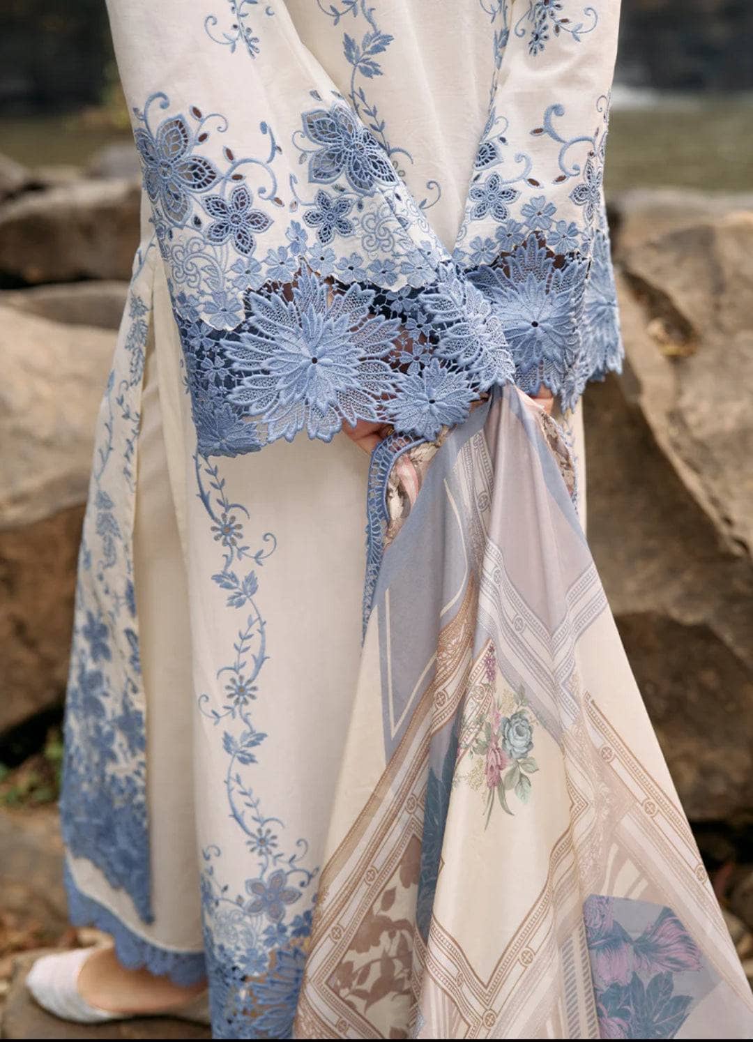 img_image_lawnkari_awwal_boutique