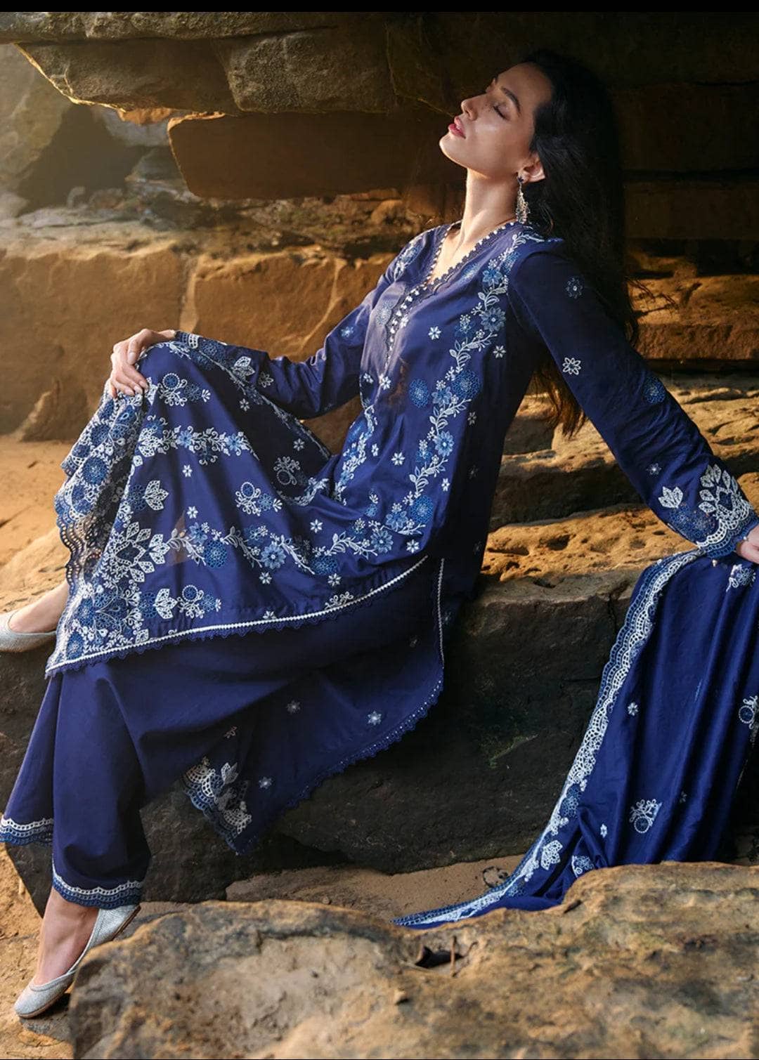 img_image_lawnkari_awwal_boutique