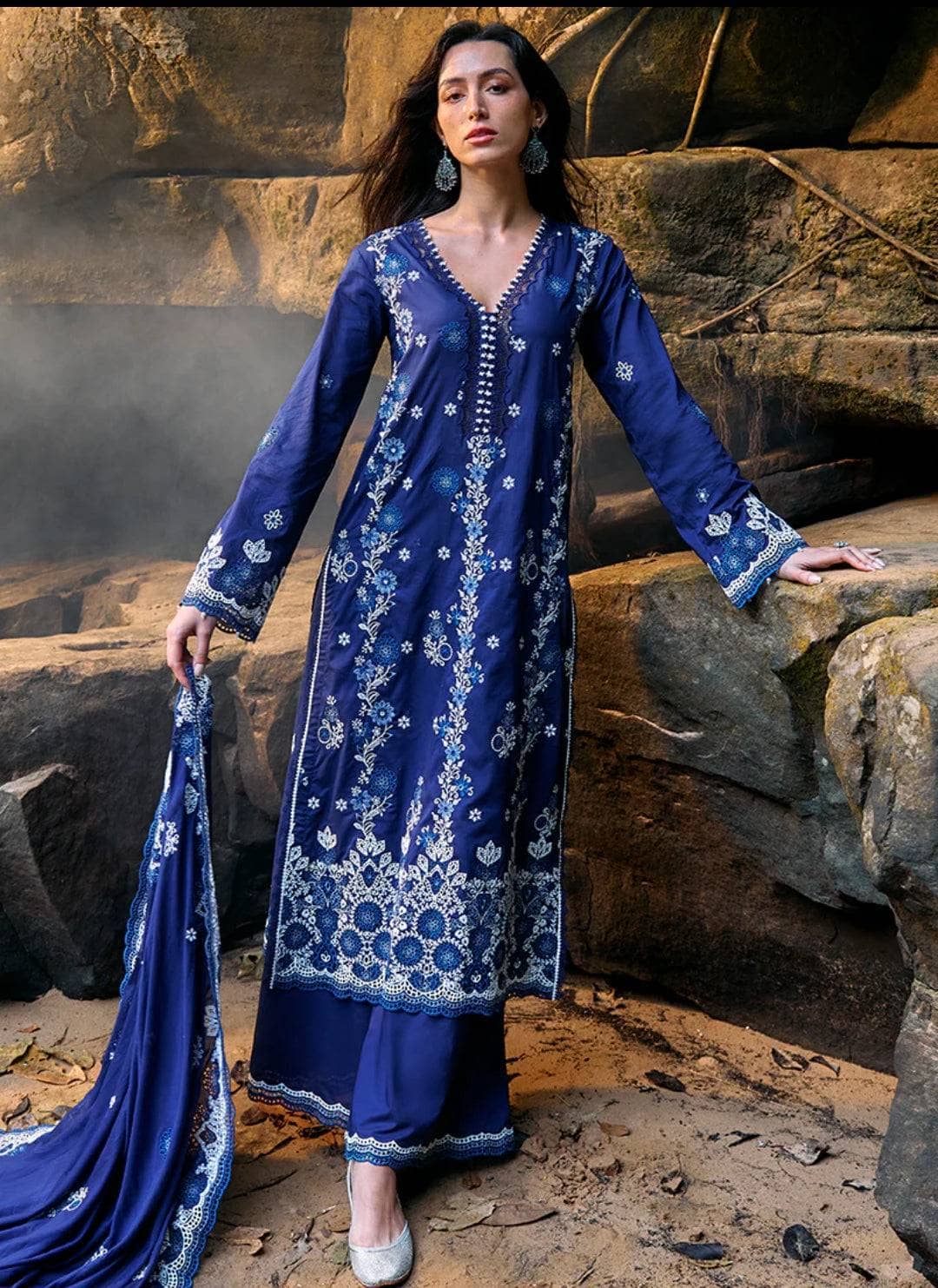 img_image_lawnkari_awwal_boutique