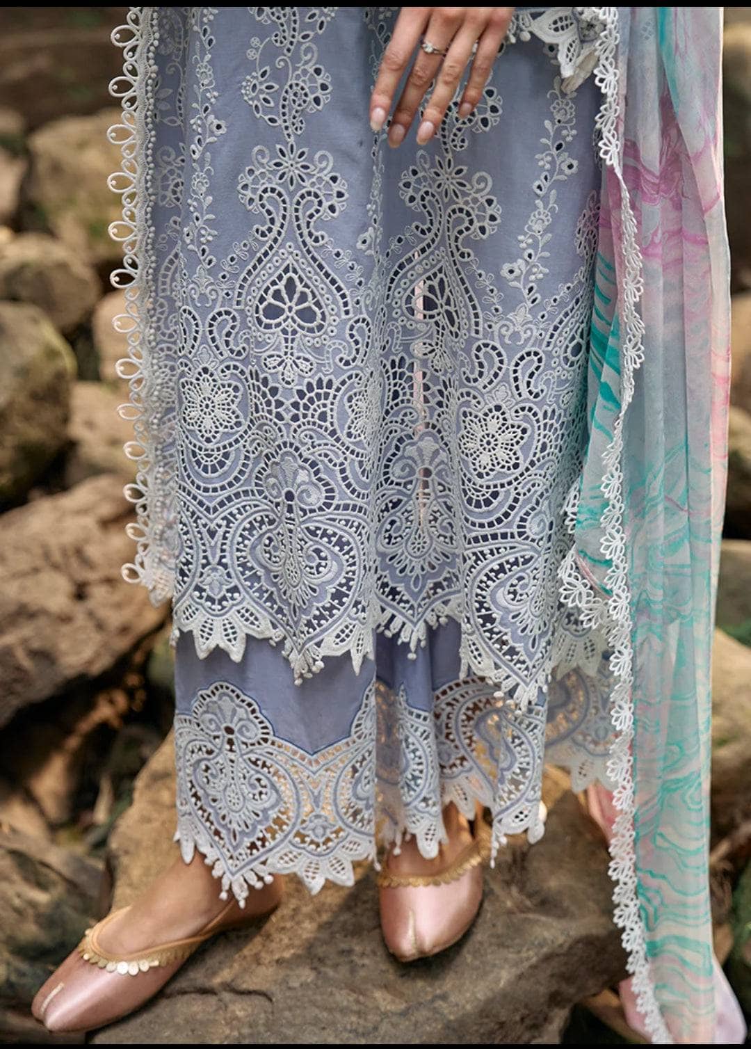 img_image_lawnkari_awwal_boutique