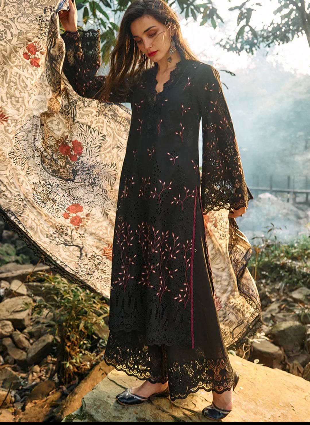 img_image_lawnkari_awwal_boutique