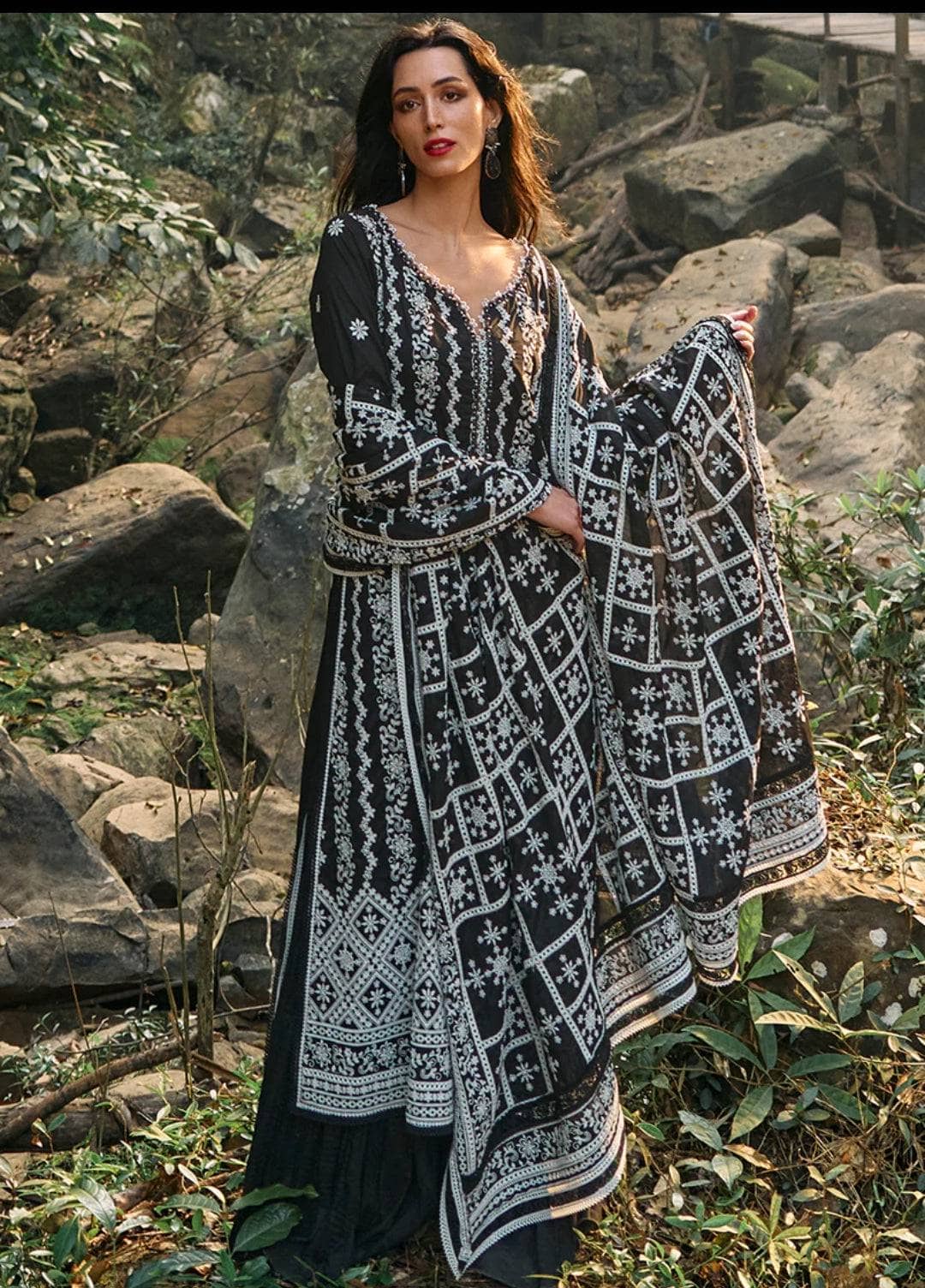 img_image_lawnkari_awwal_boutique