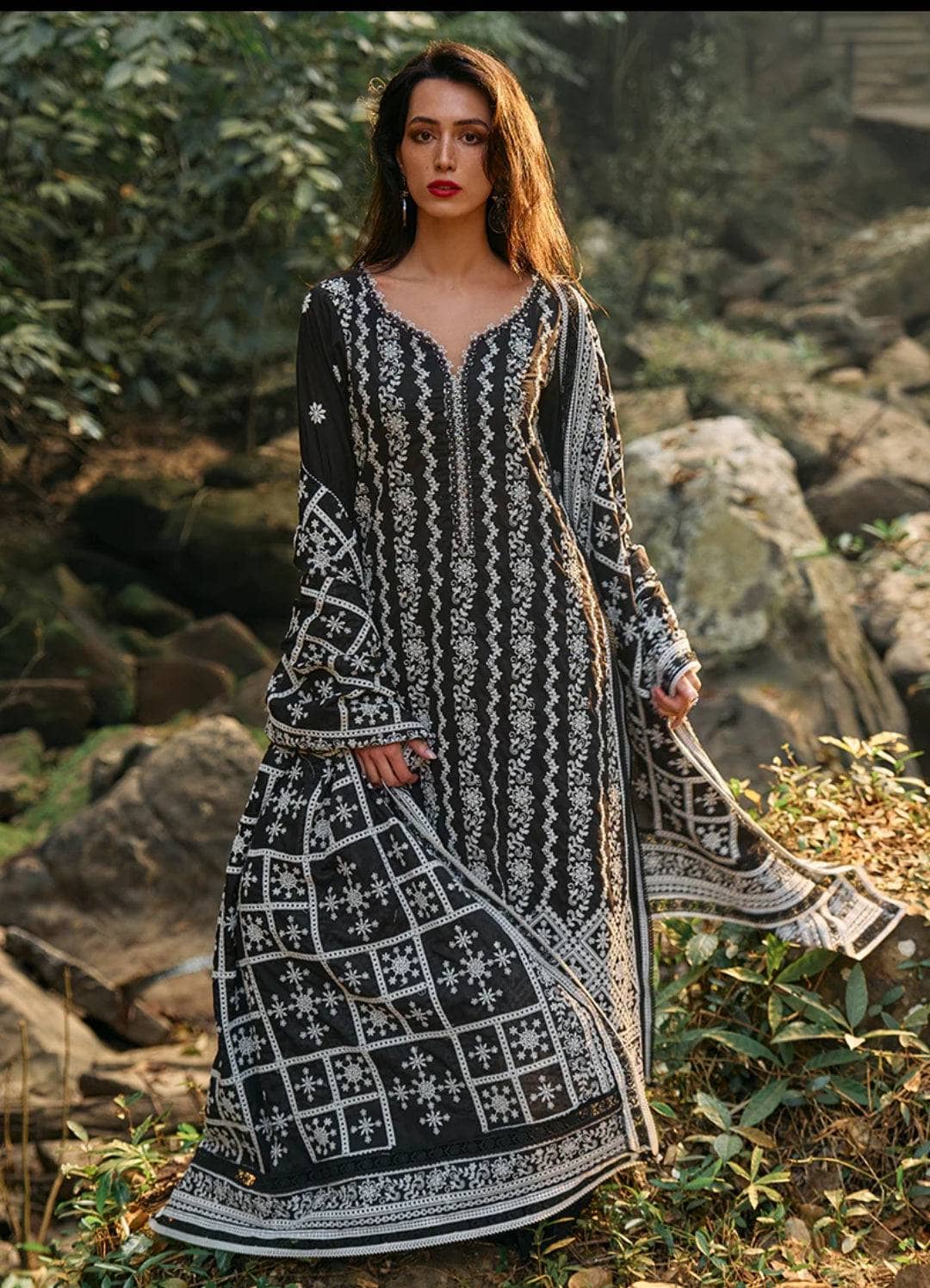 img_image_lawnkari_awwal_boutique