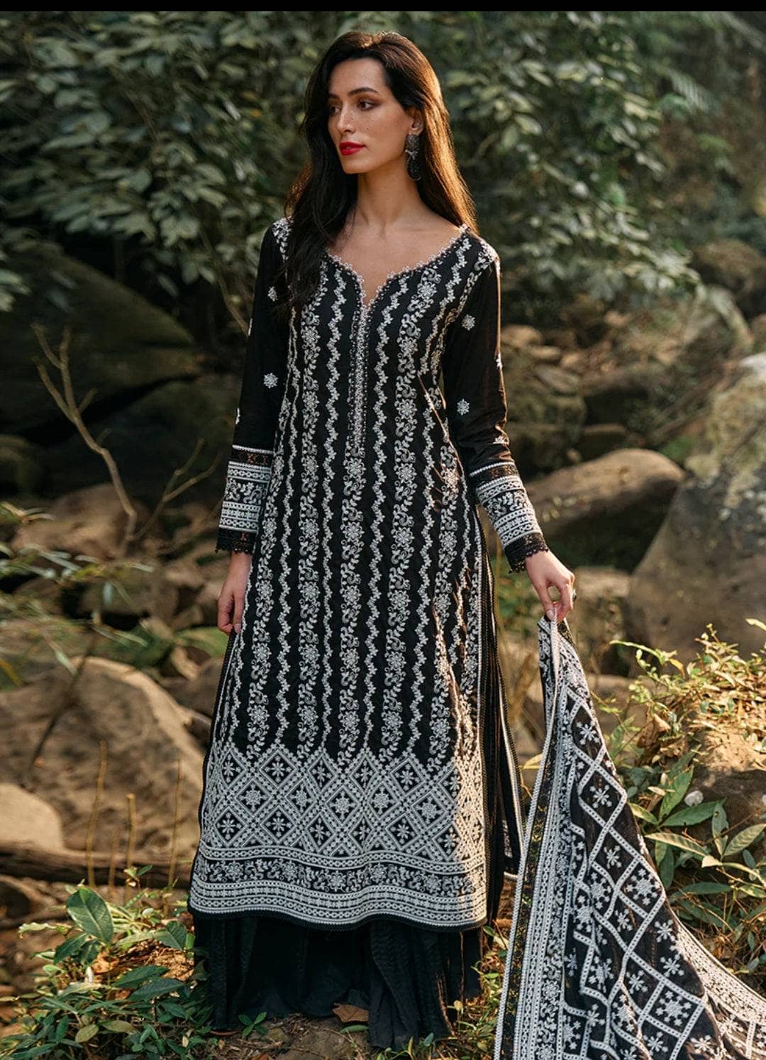 img_image_lawnkari_awwal_boutique