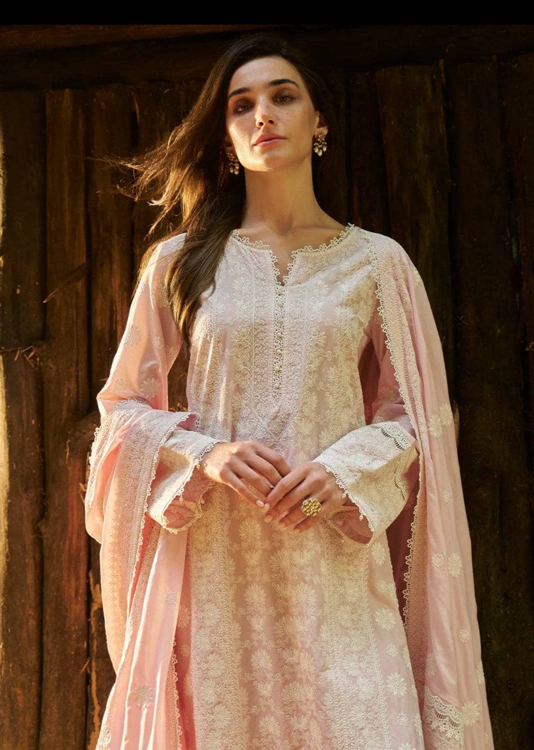 img_image_lawnkari_awwal_boutique