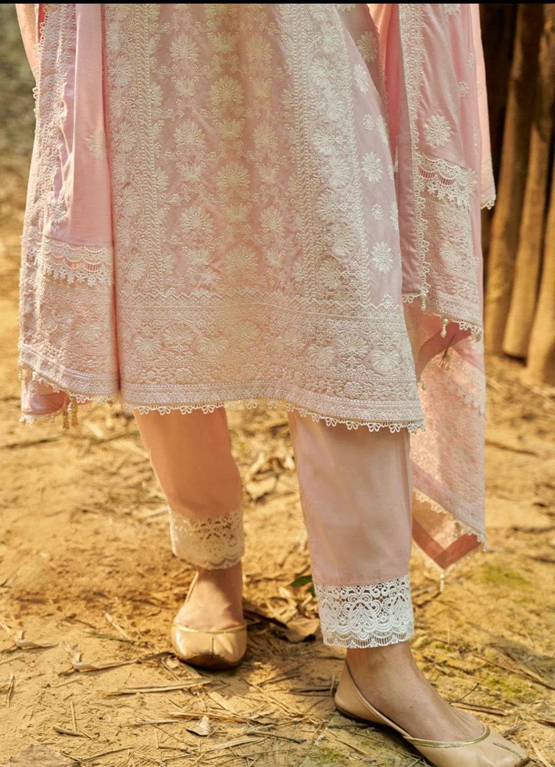 img_image_lawnkari_awwal_boutique