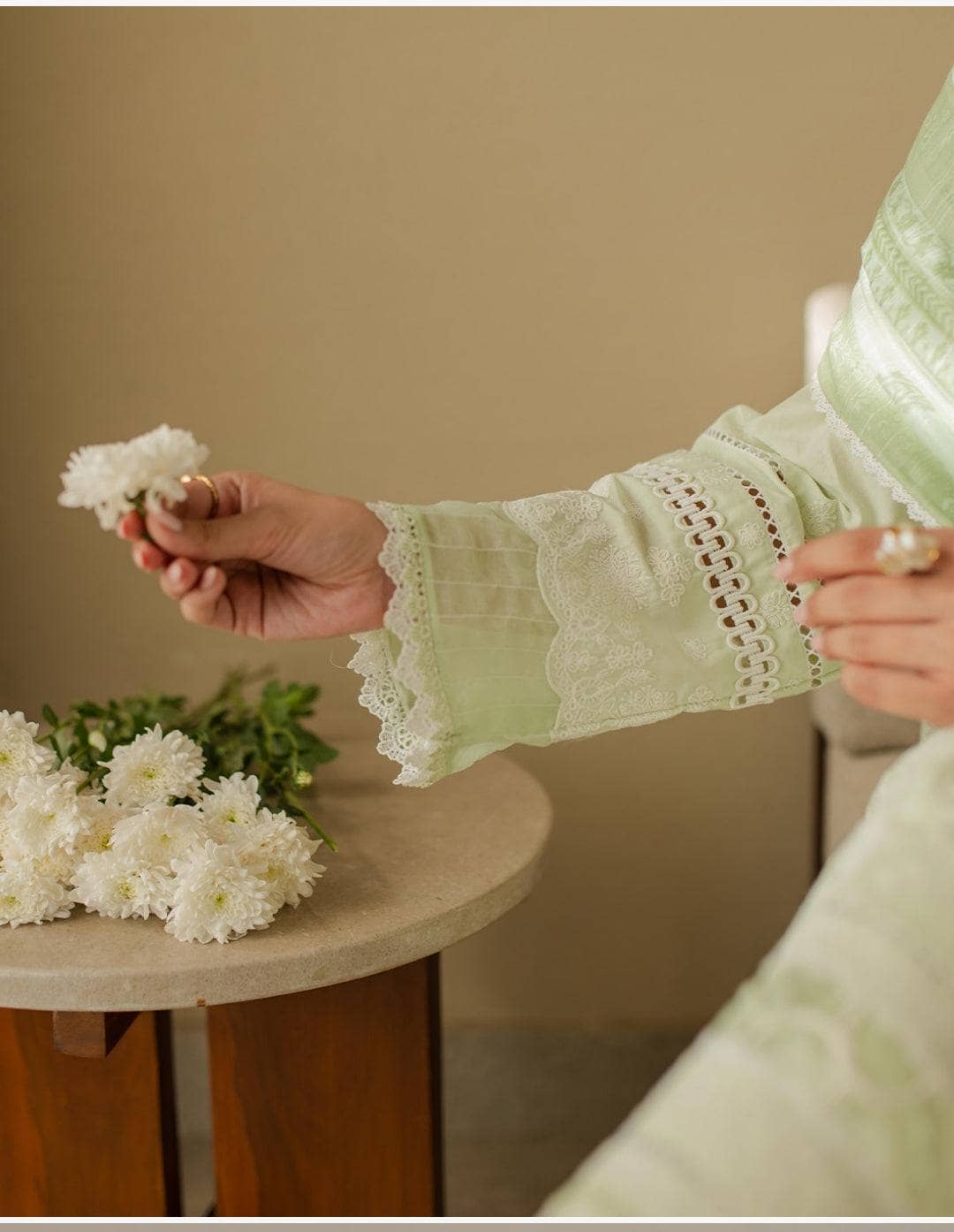 img_zellbury_chikankari_lawn_awwal_boutique