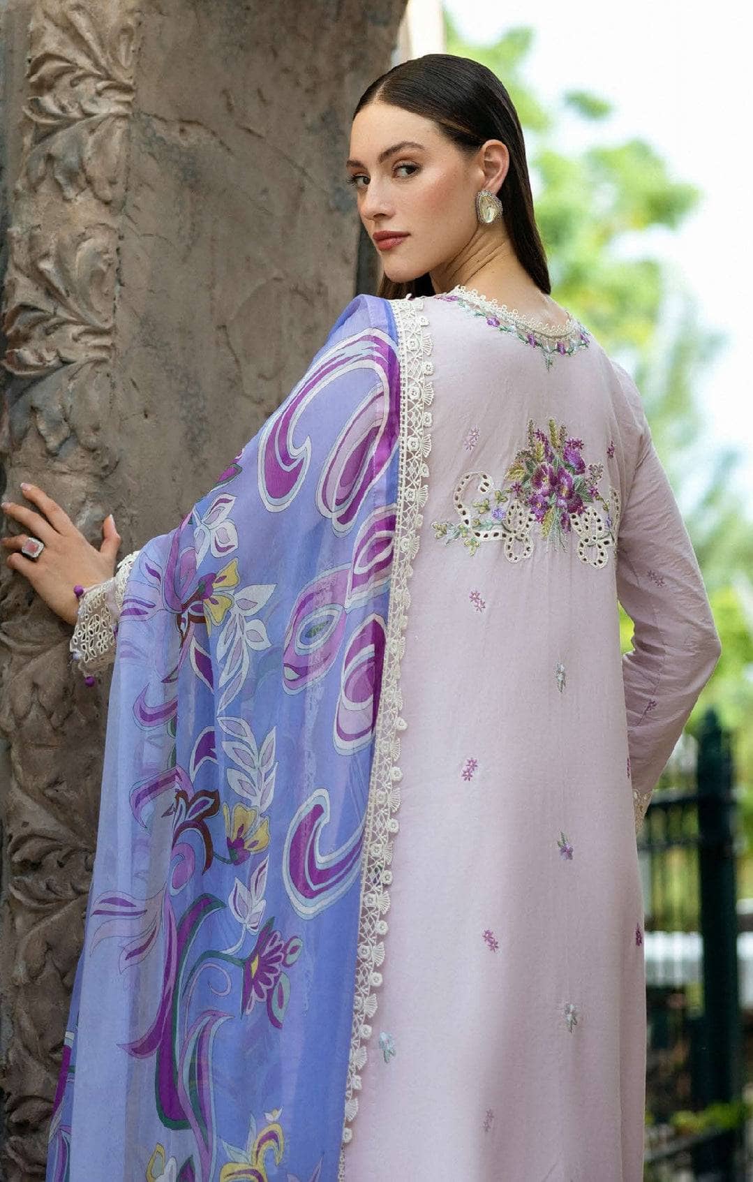 img_roheenaz_lawn_awwal_boutique