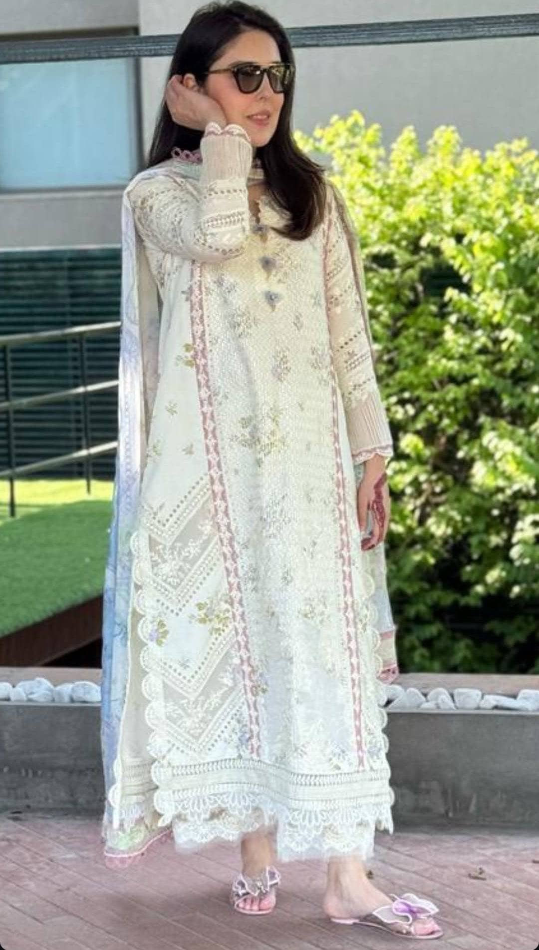 img_spotted_in_saira_shakira_lawn_awwal_boutique
