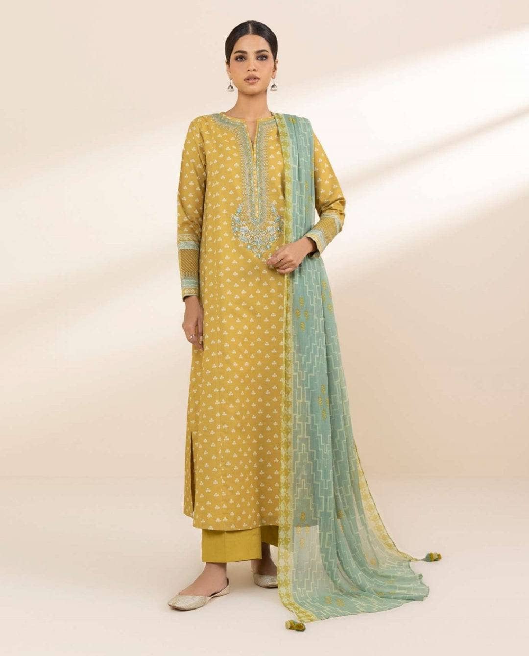 img_sapphire_lawn_awwal_boutique