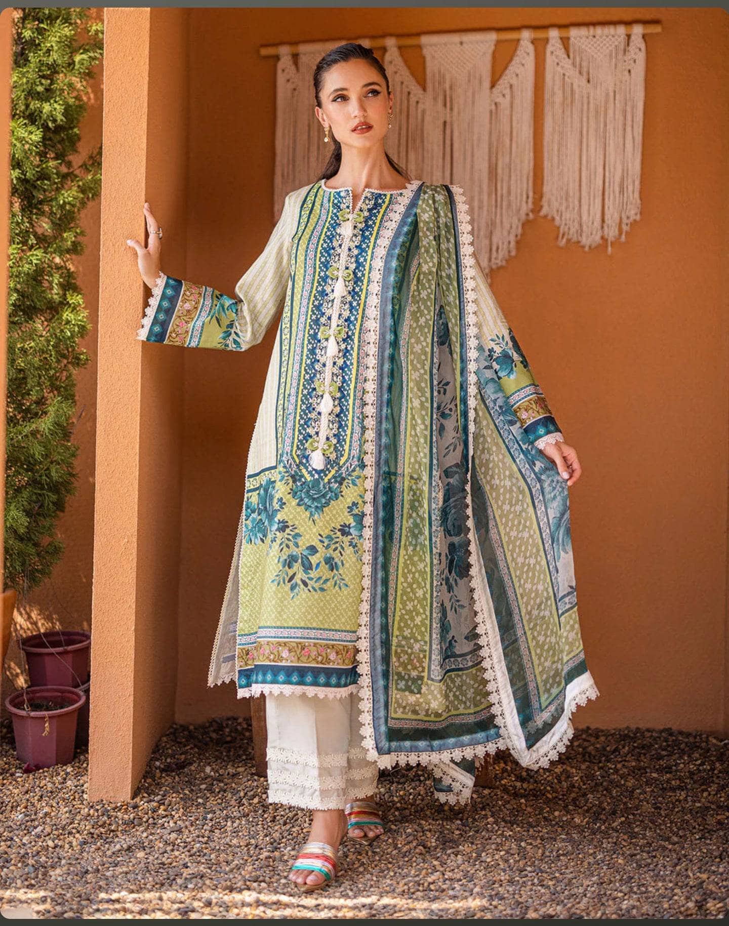 img_roheenaz_lawn_awwal_boutique