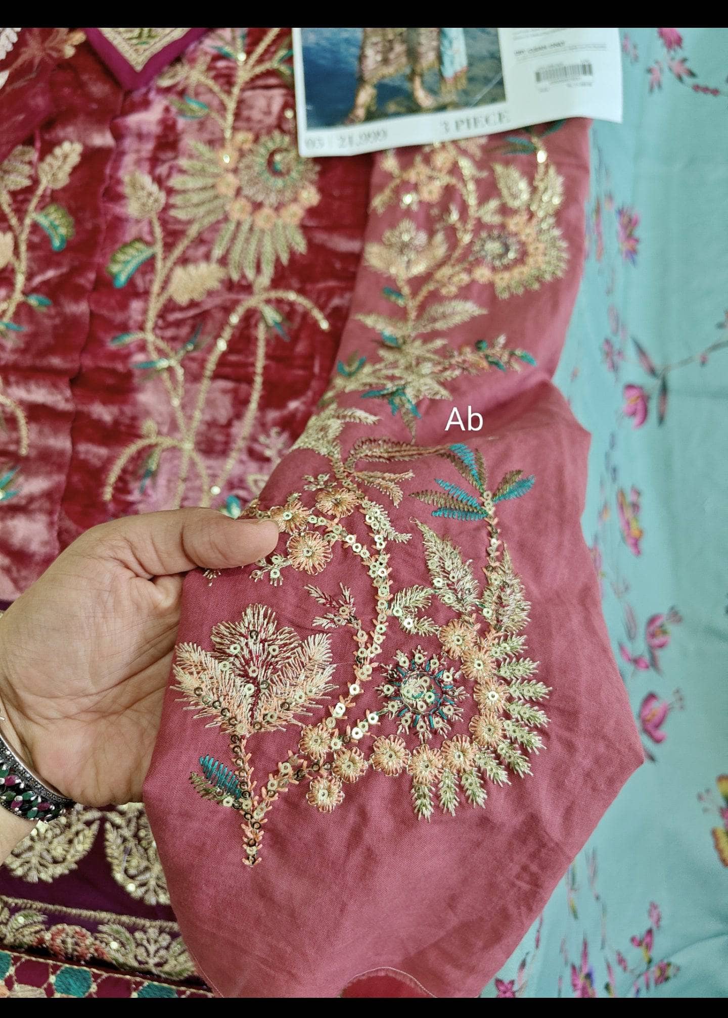 img_sana_safinaz_winter_shawls_velvet_awwal_boutique