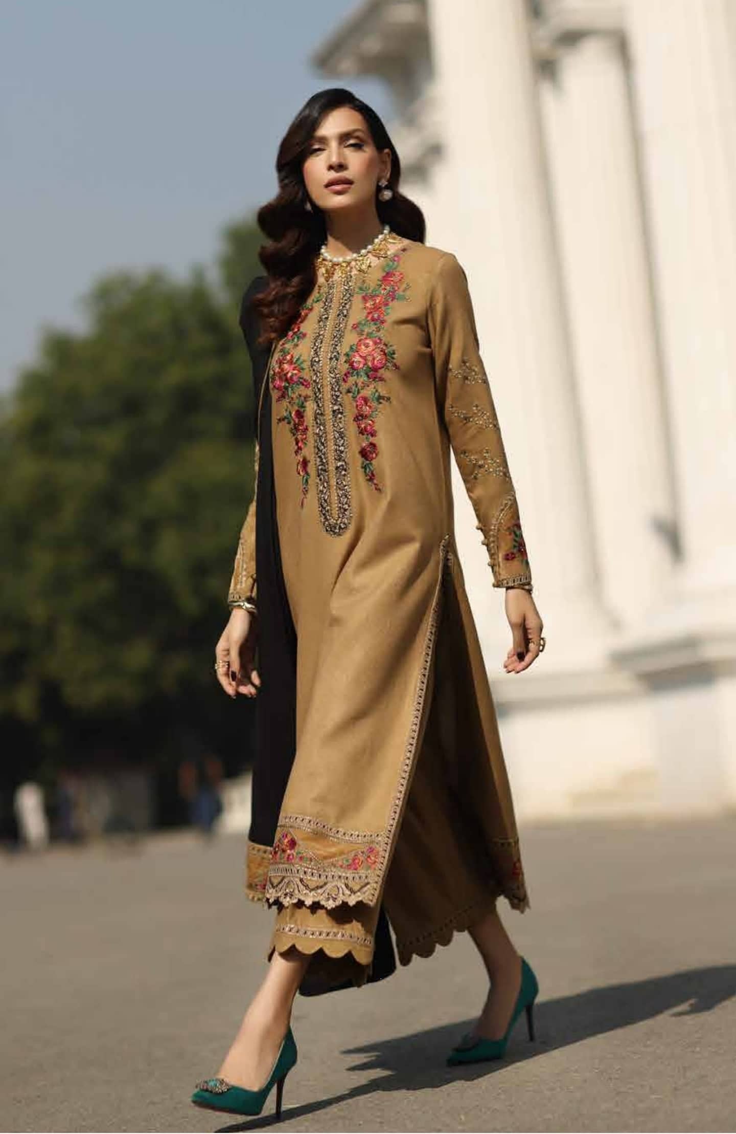 img_charizma_leather_peach_velvet_shawl_awwal_boutique