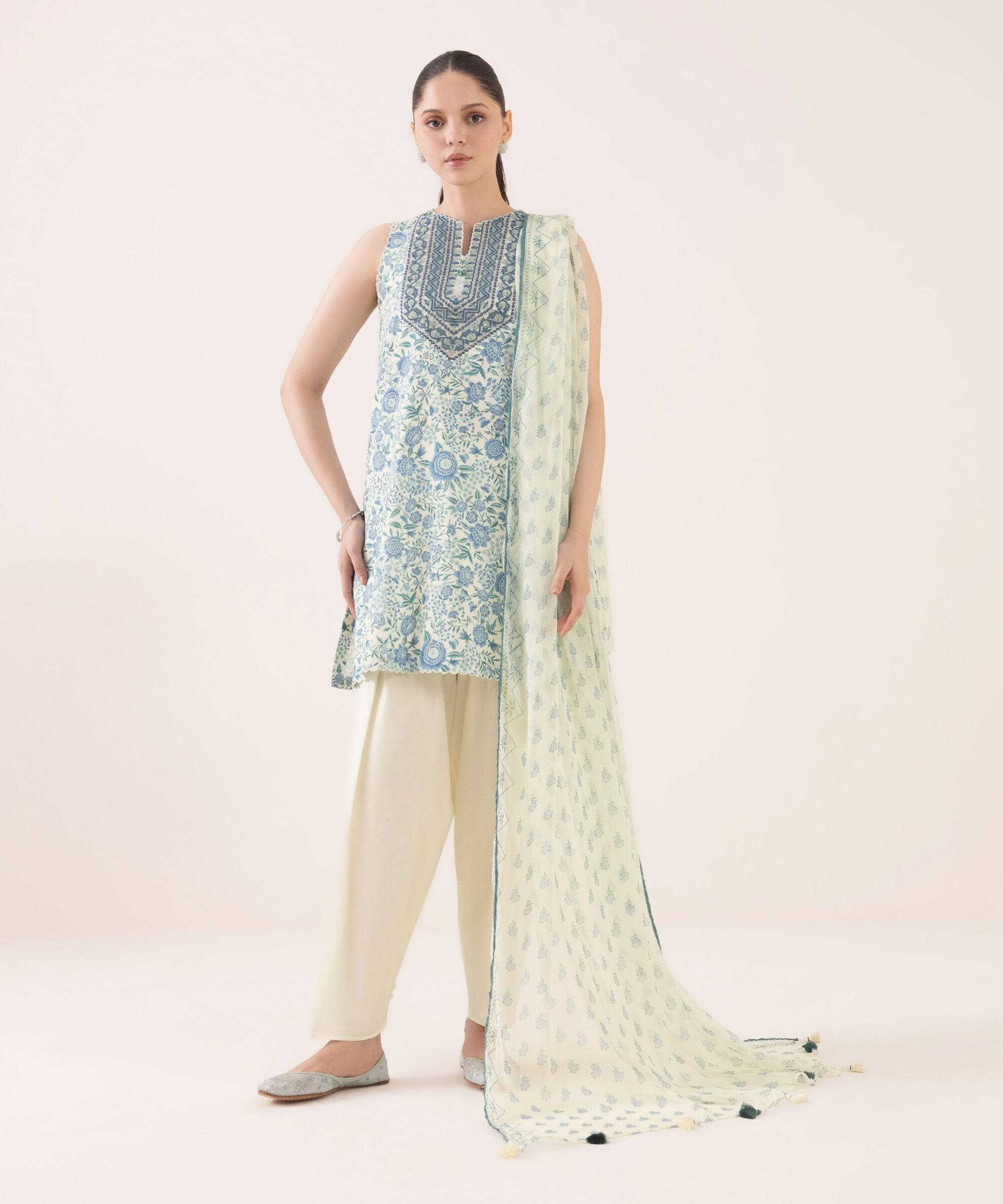 img_sapphire_intermix_awwal_boutique