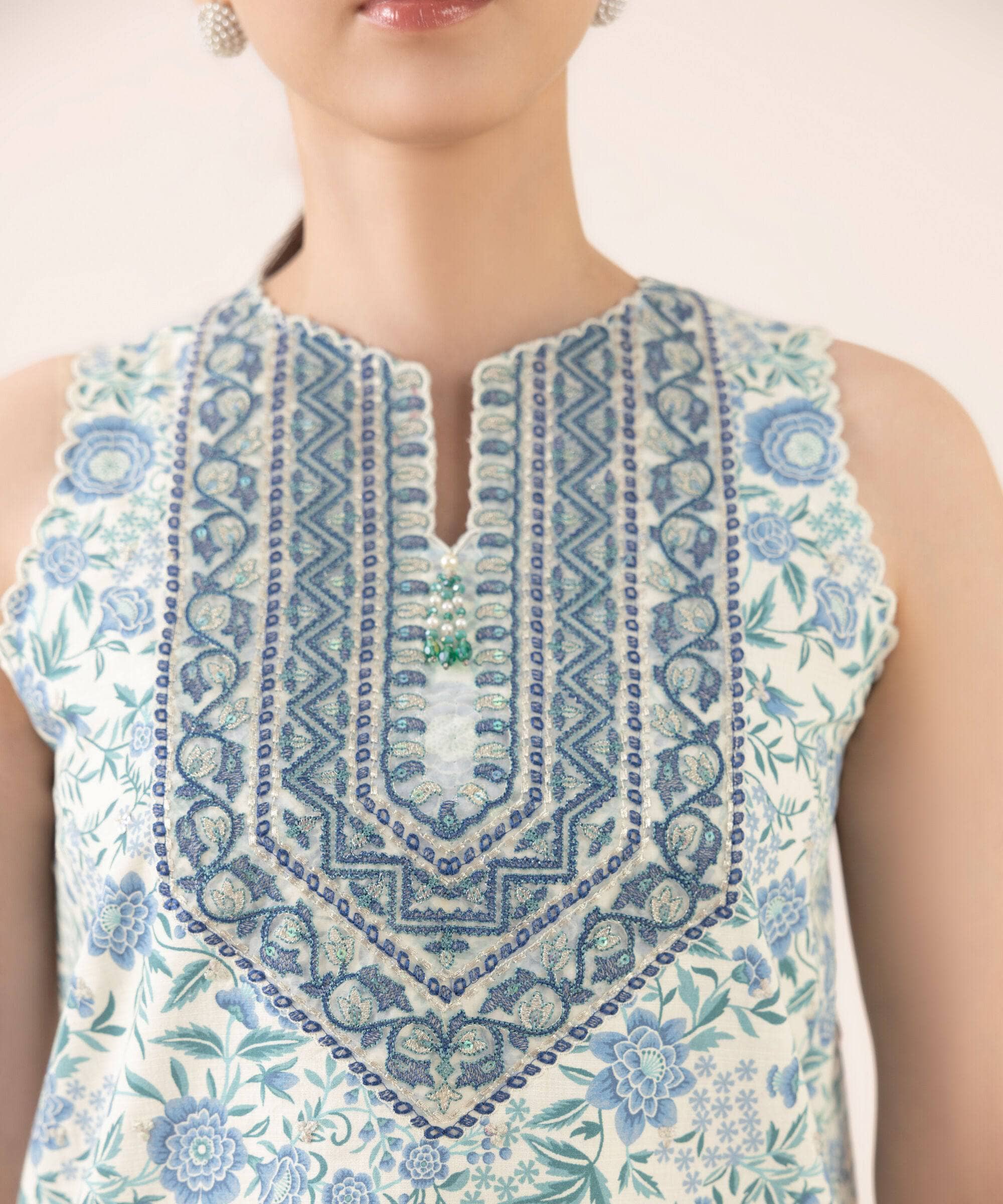 img_sapphire_intermix_awwal_boutique