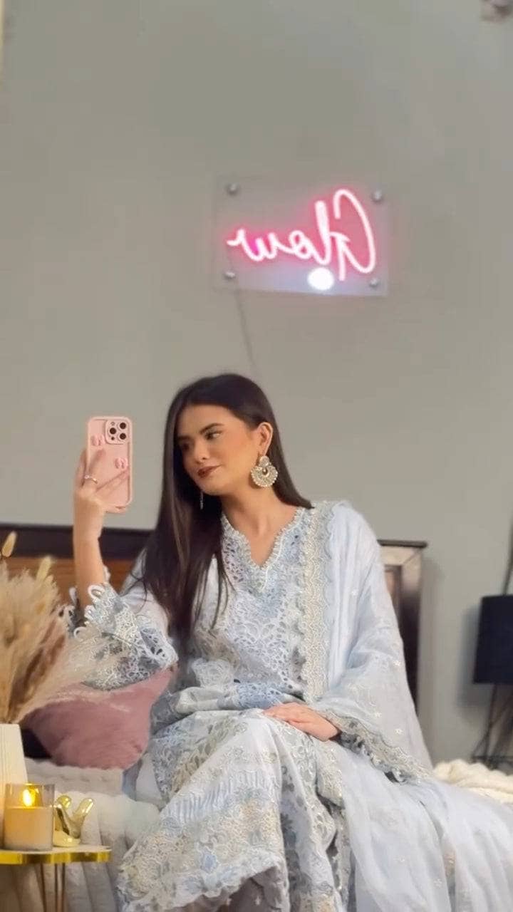 Spotted in Baroque Luxury Lawn 25/EL 02