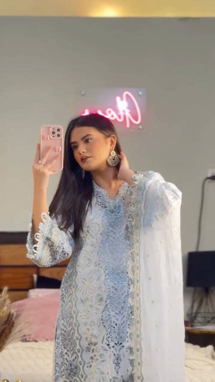 Spotted in Baroque Luxury Lawn 25/EL 02