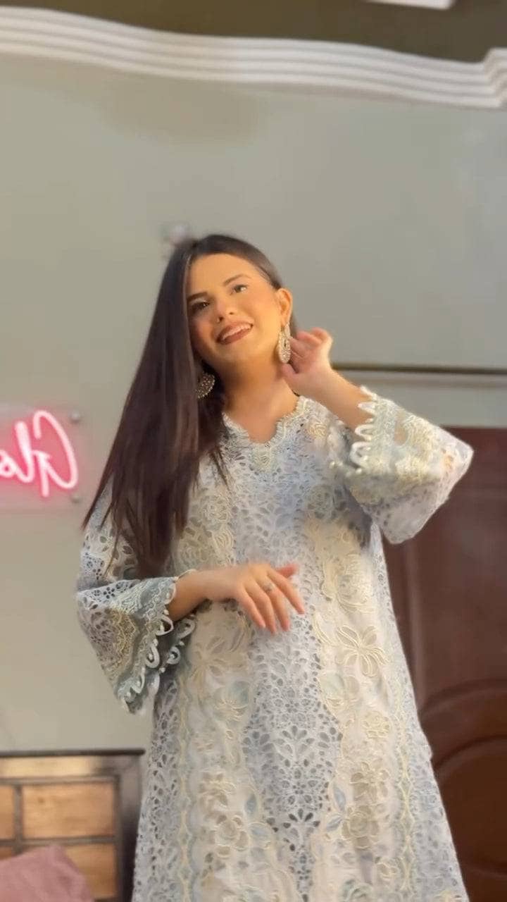 Spotted in Baroque Luxury Lawn 25/EL 02