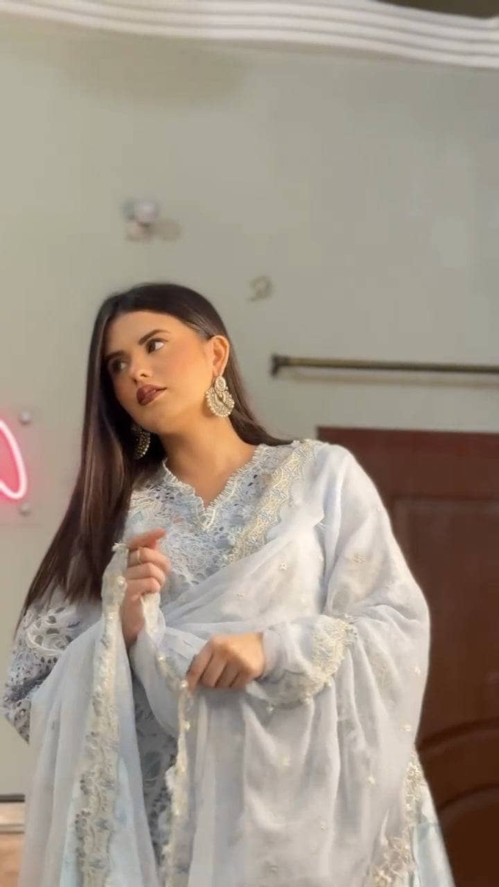 Spotted in Baroque Luxury Lawn 25/EL 02