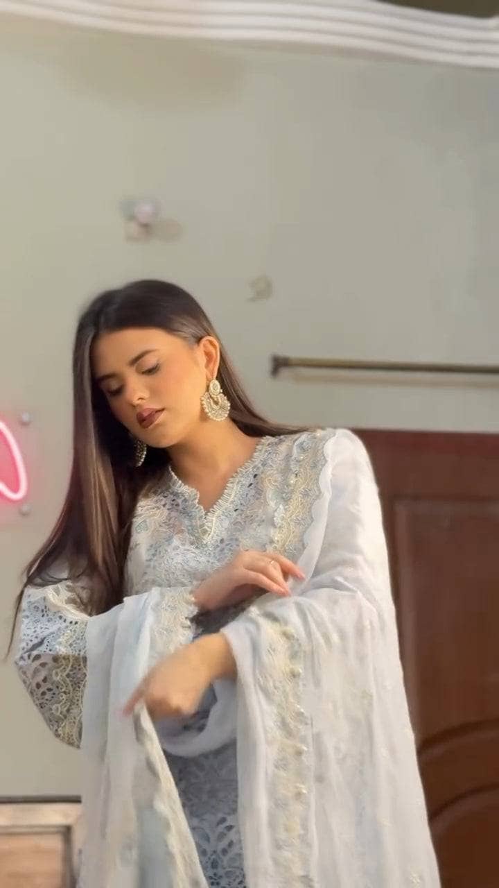 Spotted in Baroque Luxury Lawn 25/EL 02