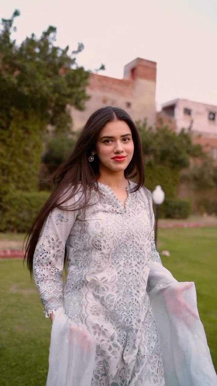 img_baroque_lawn_awwal_boutique