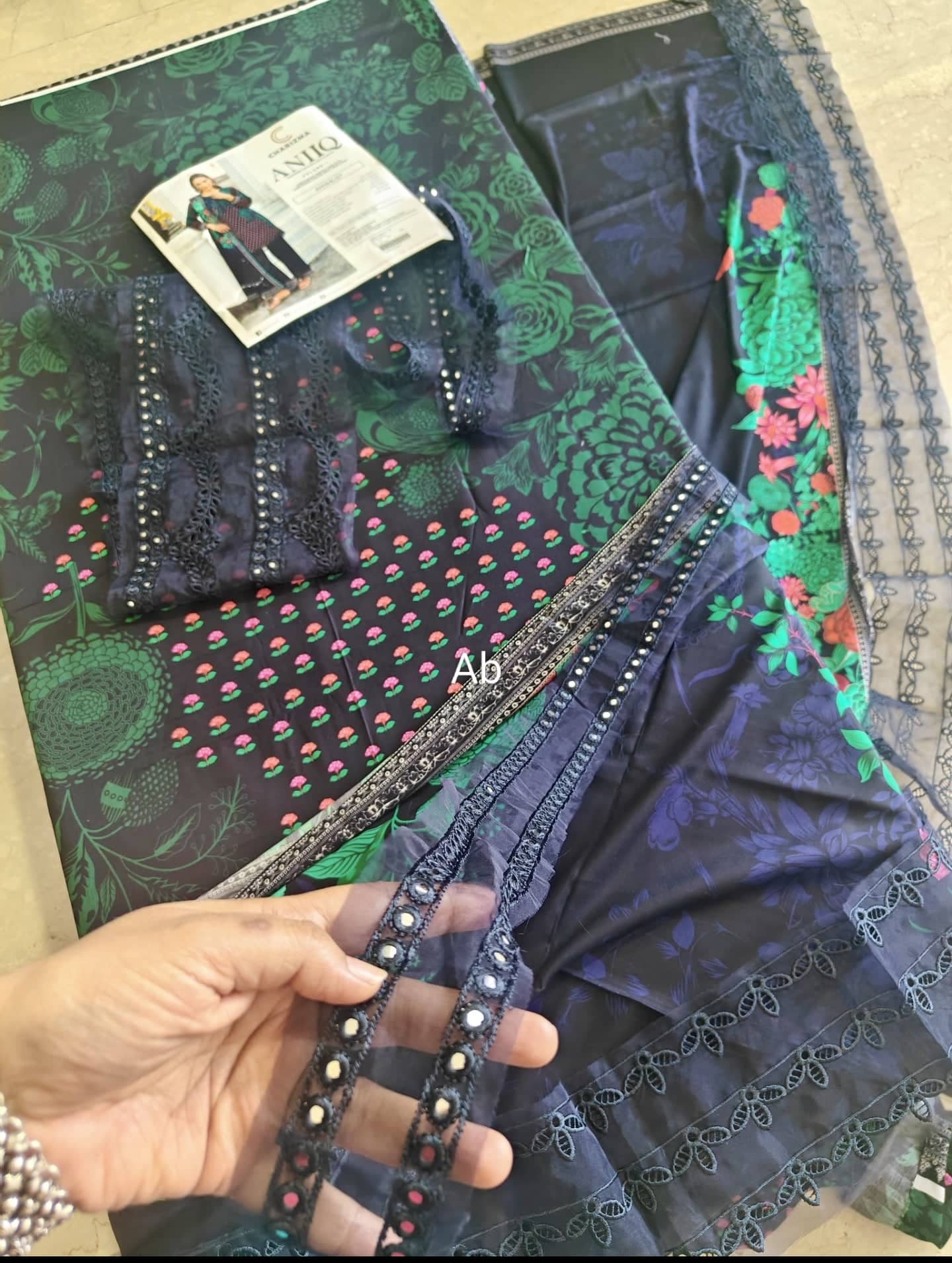 Charizma Aniiq open pics Open Pic/Charizma Aniiq staple Shawl Collection