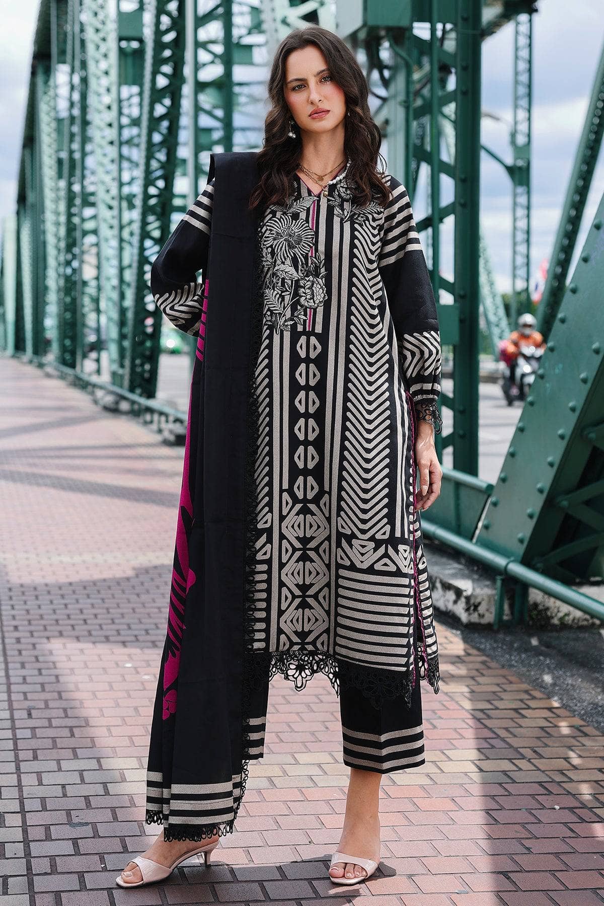 img_charizma_comnination_linen_velvet_palachi_awwal_boutique