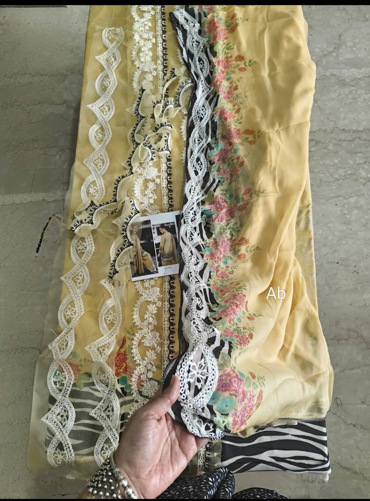 img_charizma_combination_lawn_26_awwal_boutique