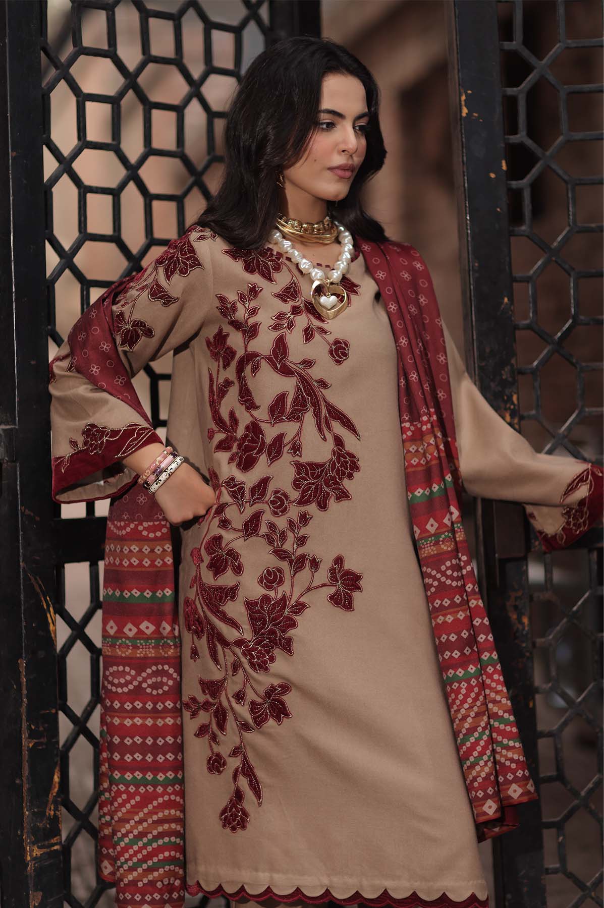img_charizma_signature_leather_peach_woolen_shawl_awwal_boutique