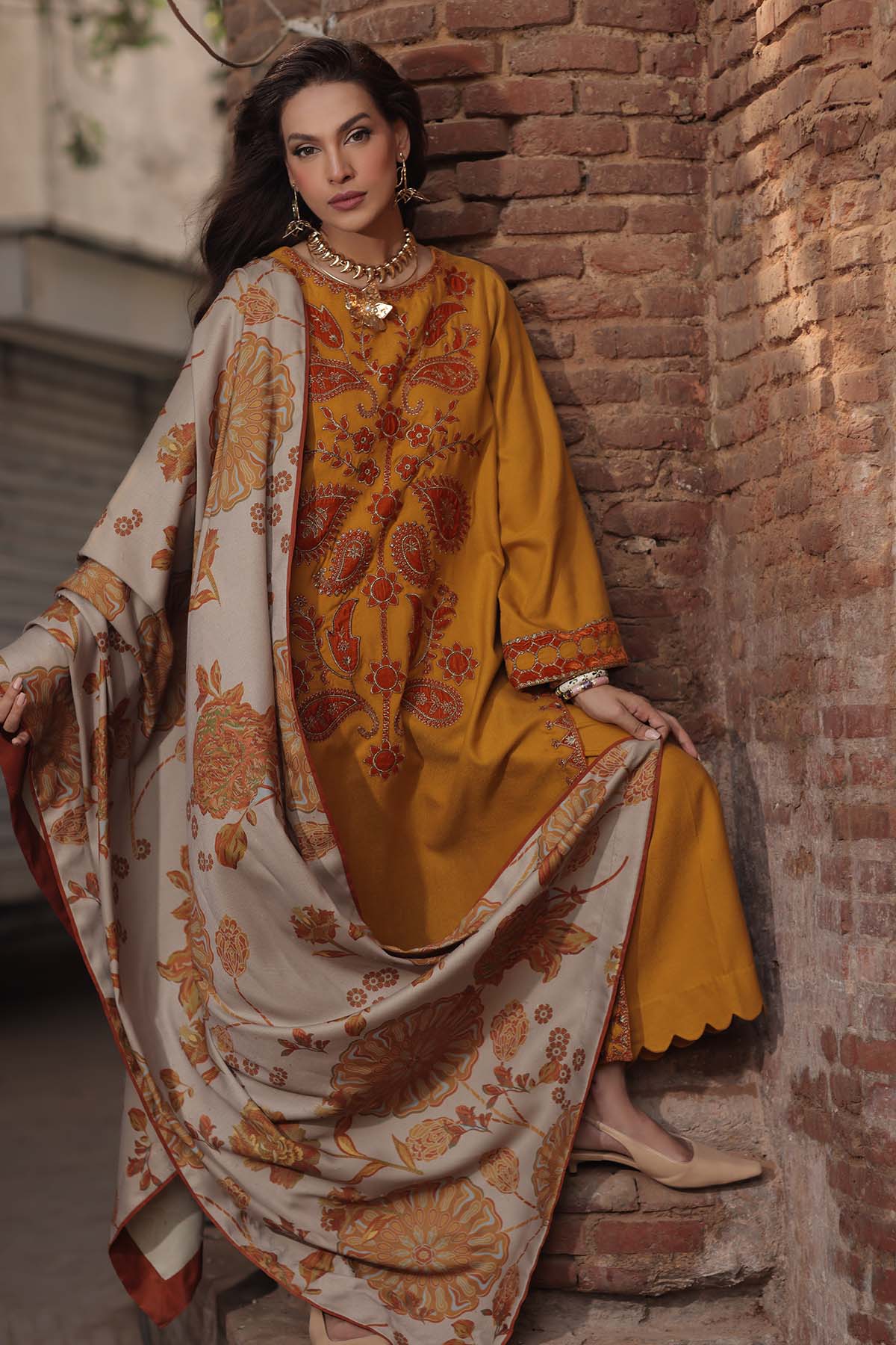 img_charizma_signature_leather_peach_woolen_shawl_awwal_boutique