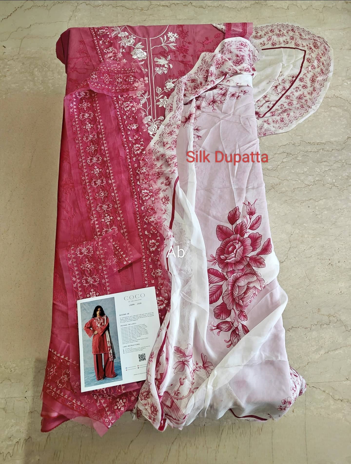 img_coco_lawn_awwal_boutique