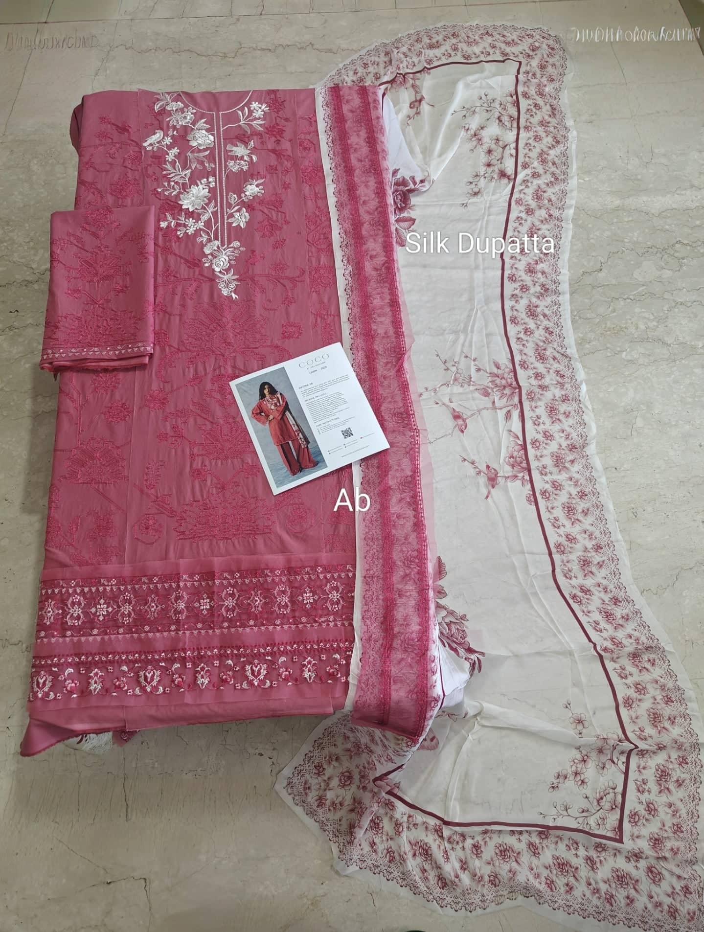 img_coco_lawn_awwal_boutique