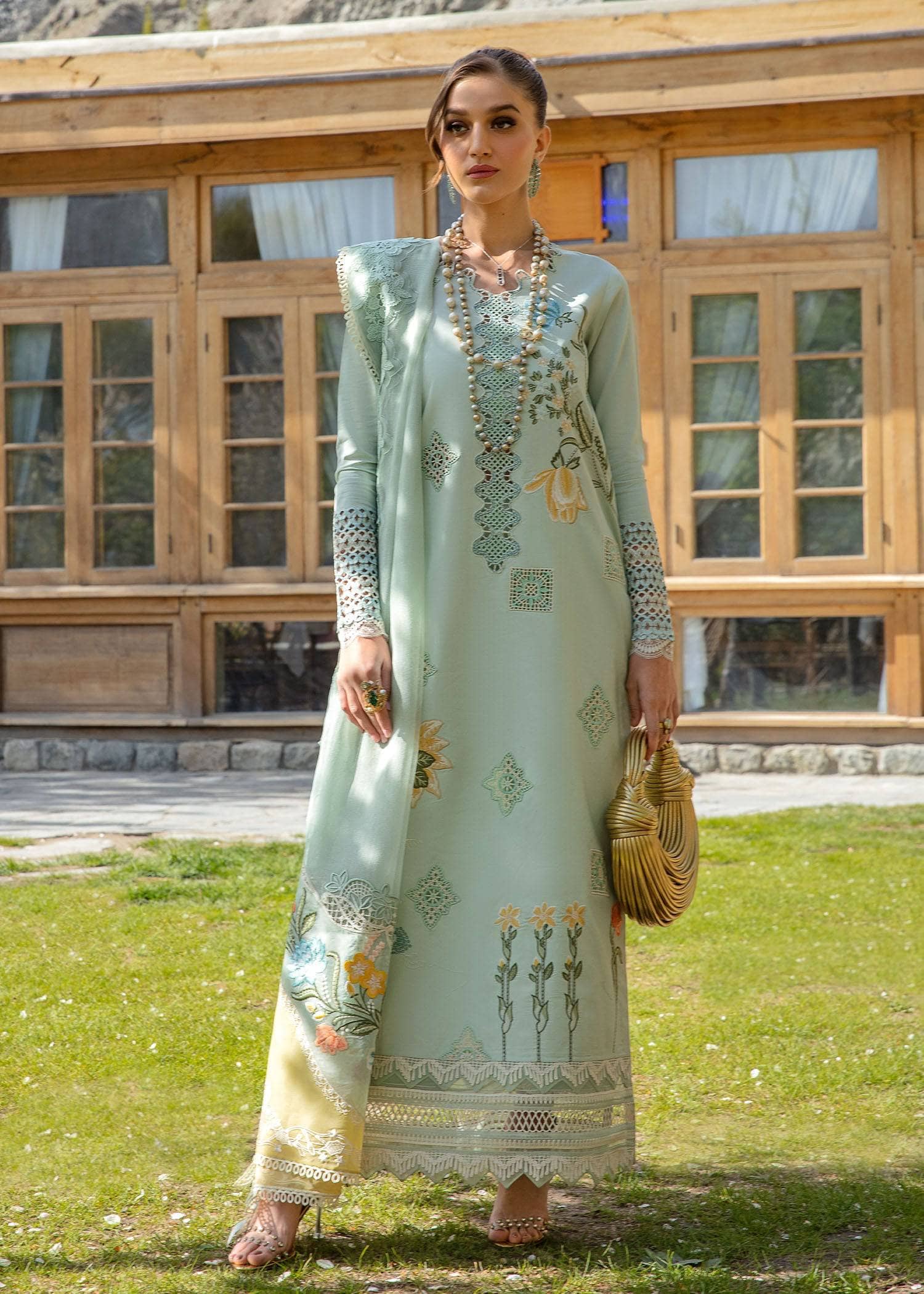 img_crimson_lawn_24_awwal_boutique