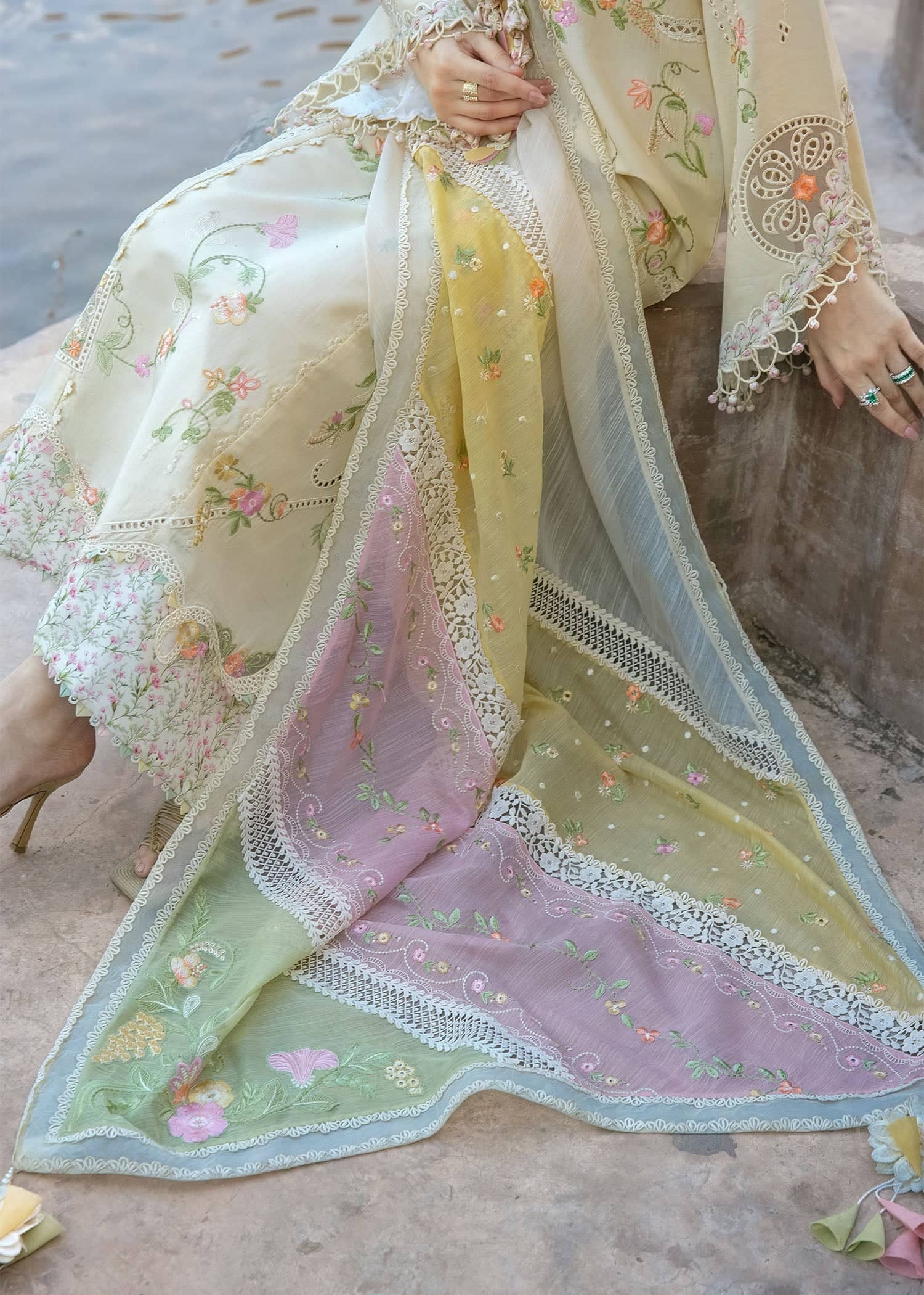 Flow by Crimson 26/MANIFESTED MEADOWS - D7A/Ivory