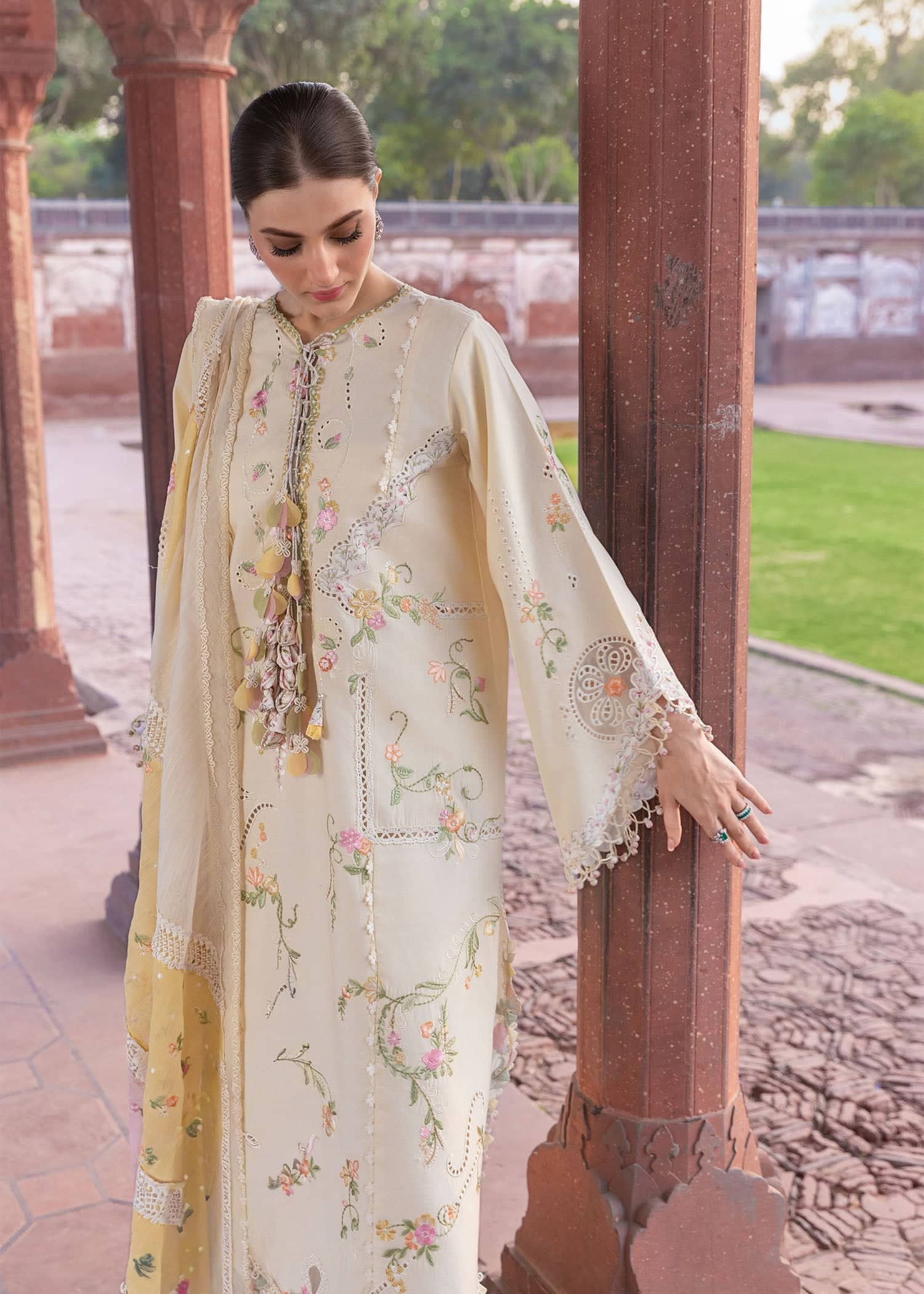 Flow by Crimson 26/MANIFESTED MEADOWS - D7A/Ivory