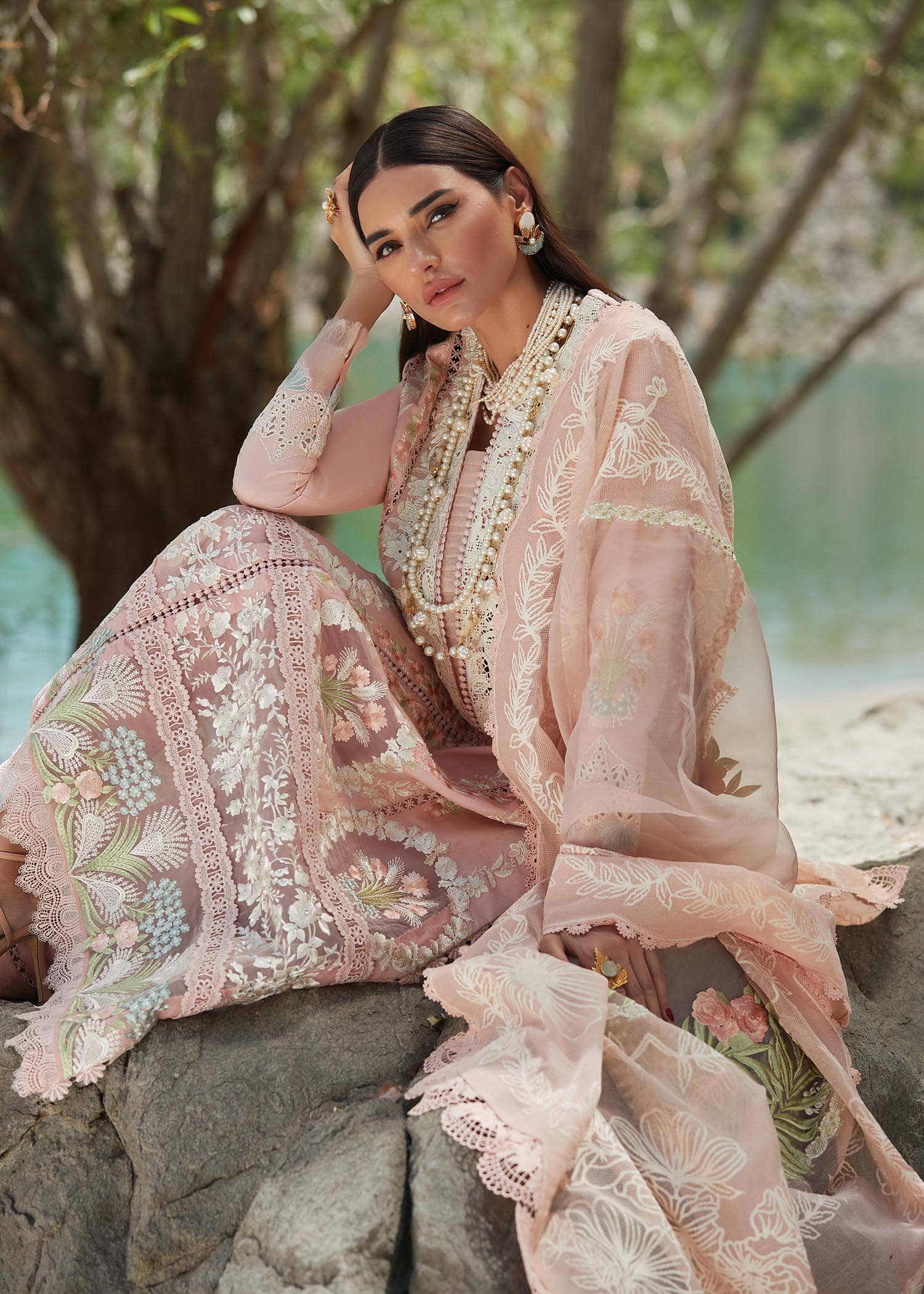 img_crimson_lawn_23_awwal_boutique