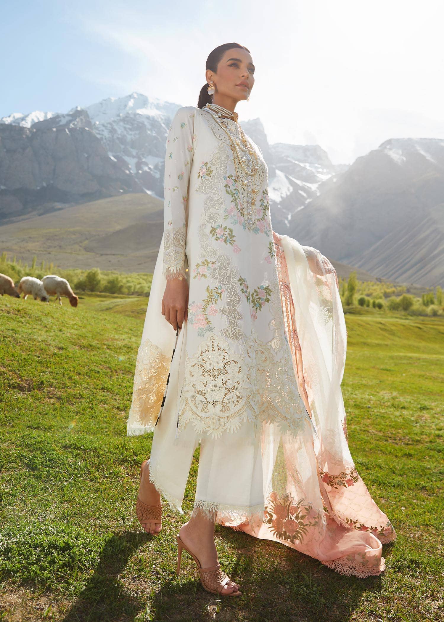img_crimson_lawn_23_awwal_boutique