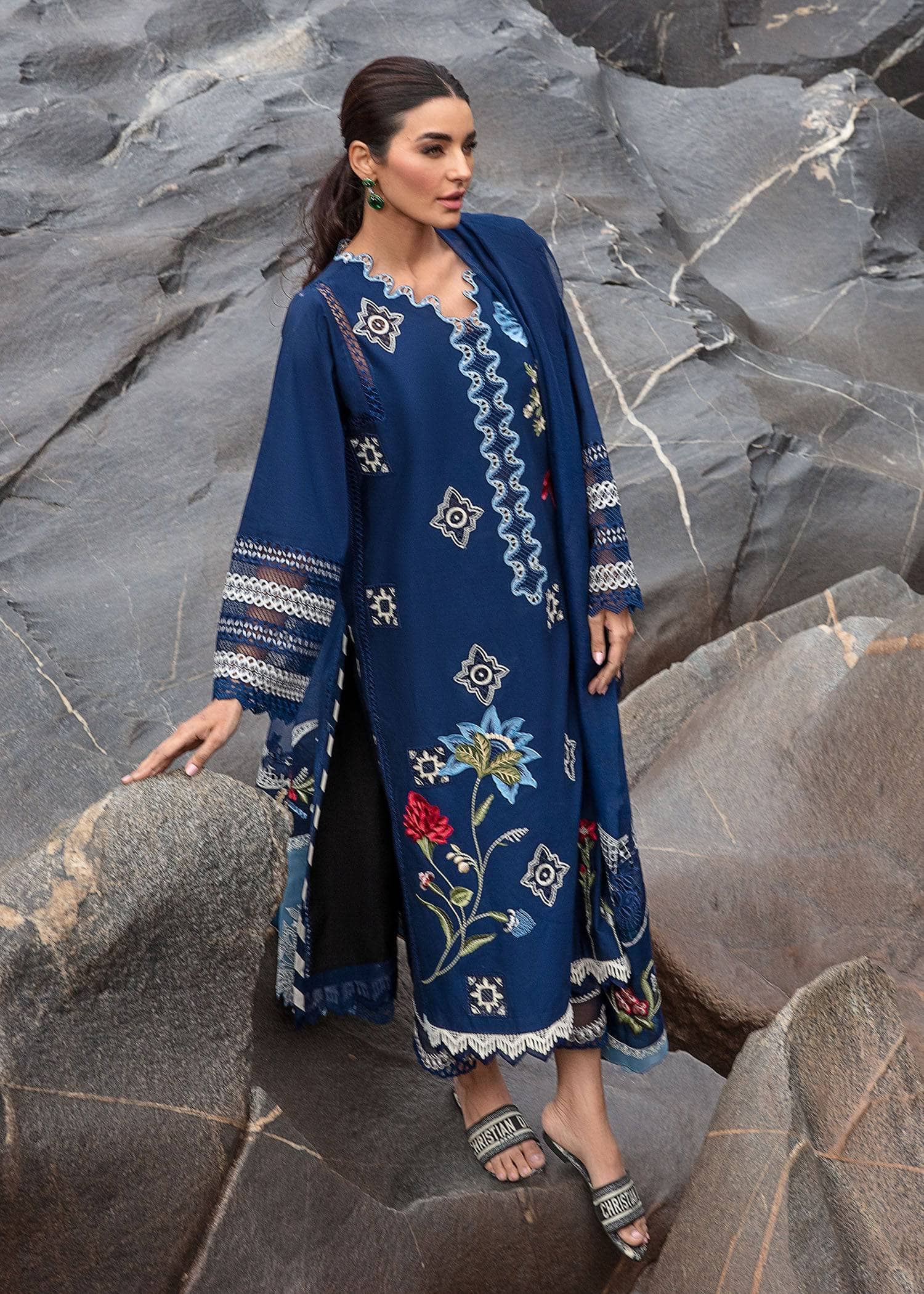 img_crimson_lawn_24_awwal_boutique