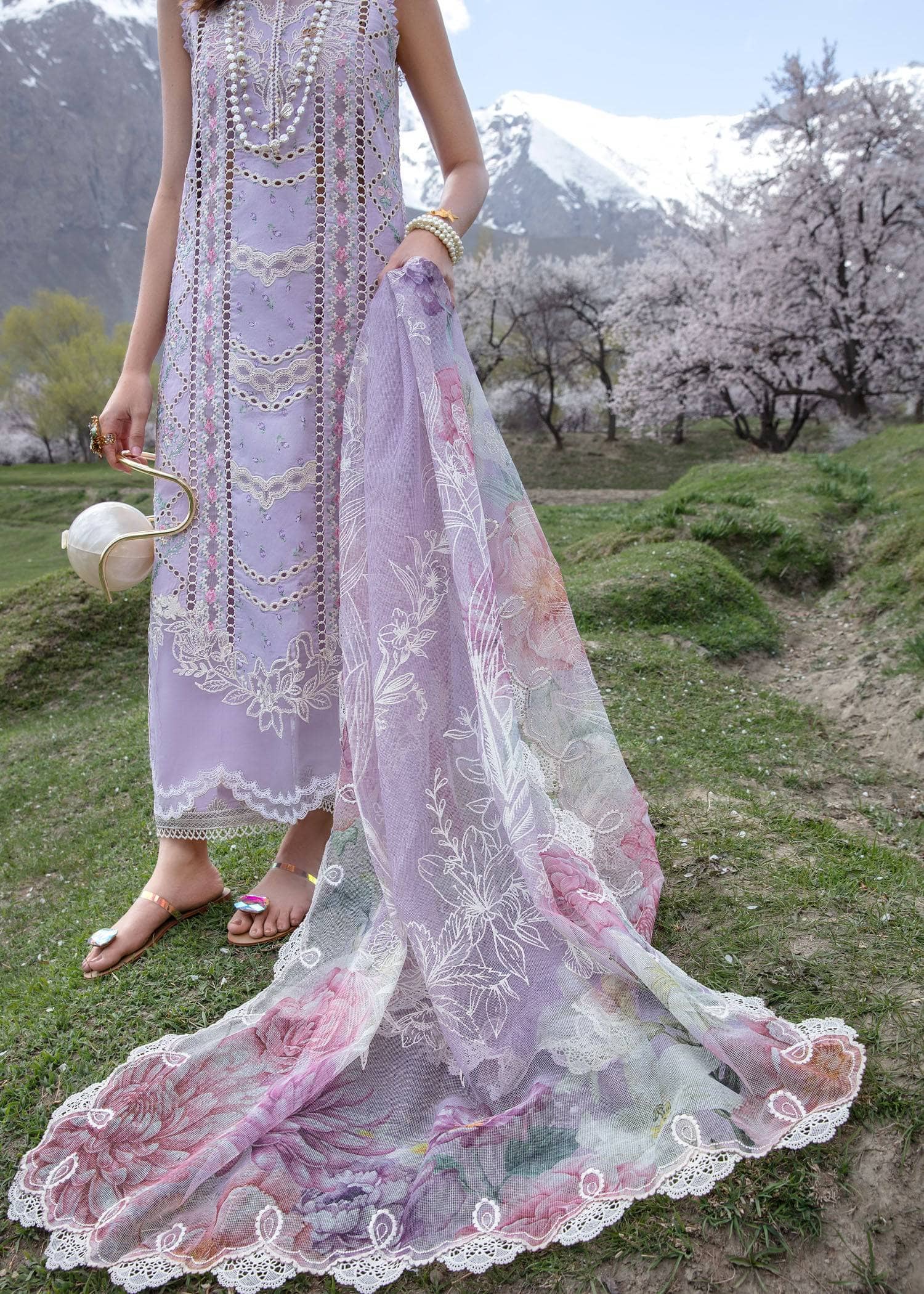img_crimson_lawn_24_awwal_boutique